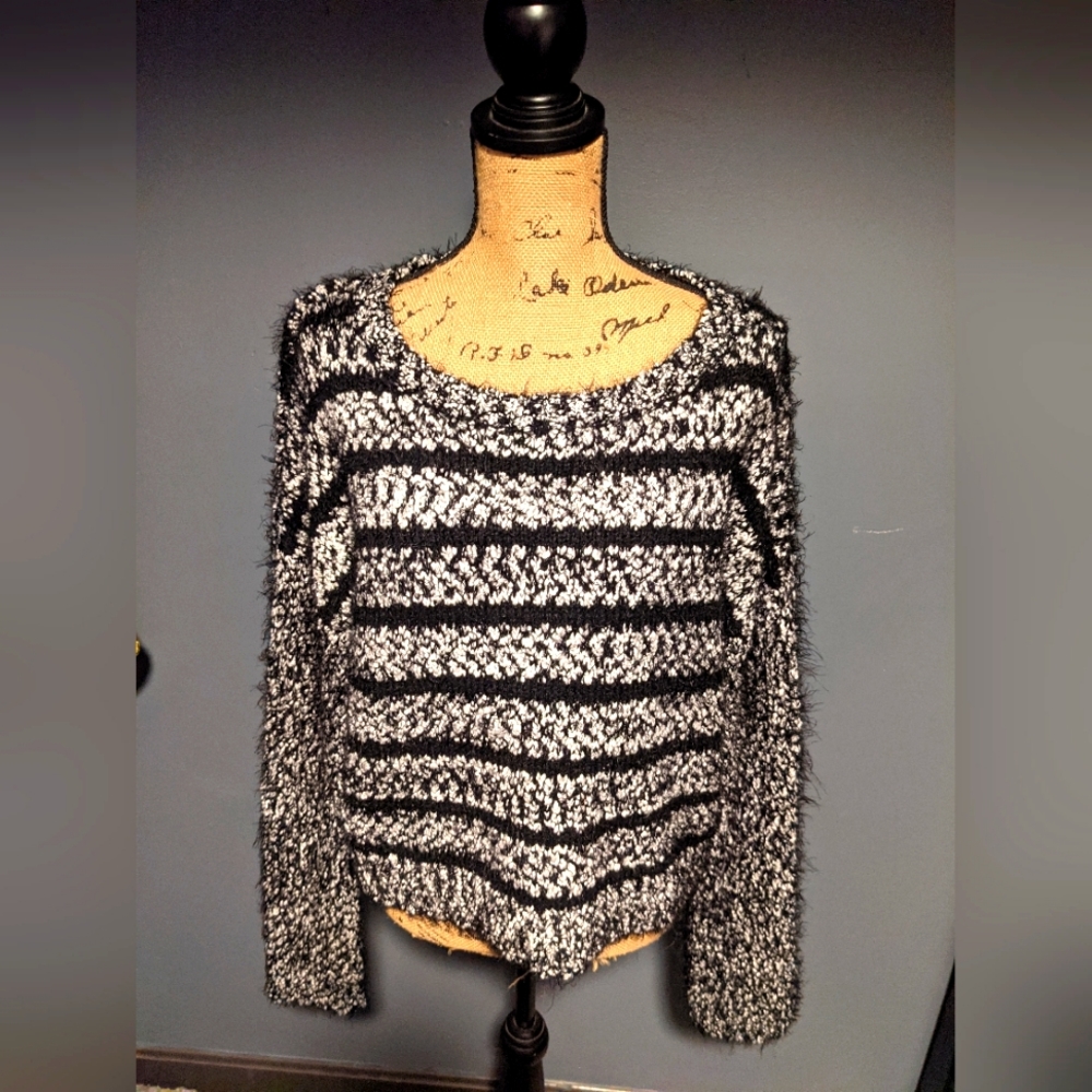 ❄️ Women's XL Black and Gray Striped Cropped, Fuzzy Sweater